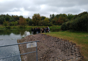 Uczniowie u wylotu ścieków oczyszczonych do rzeki Pilicy